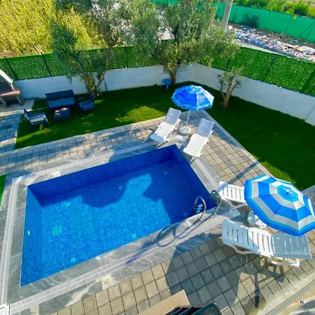 מלון Bora 4*